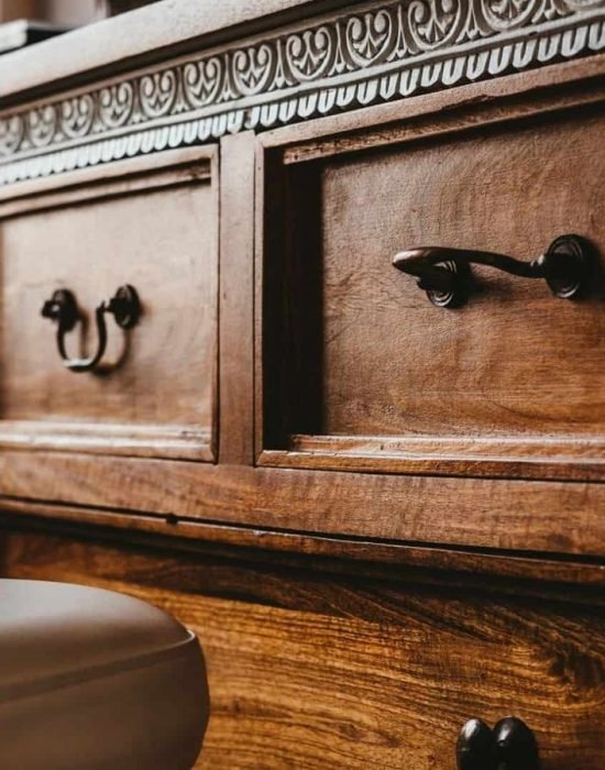 photo-1544691560-fc2053d97726